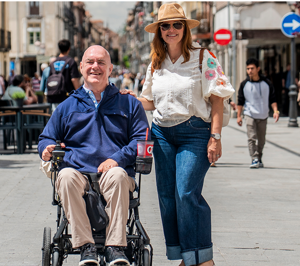 hombre en silla de ruedas